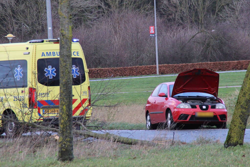 Dure BMW zwaar beschadigd na aanrijding