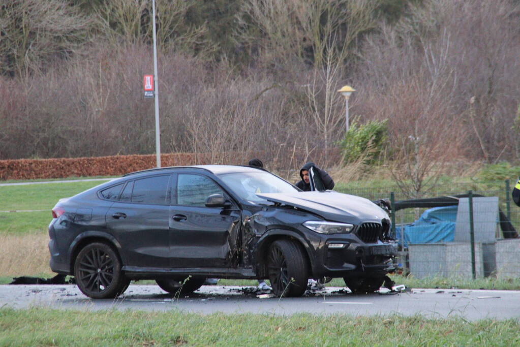 Dure BMW zwaar beschadigd na aanrijding