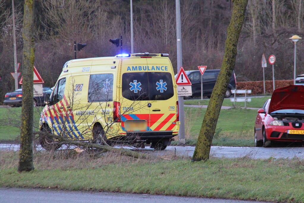 Dure BMW zwaar beschadigd na aanrijding