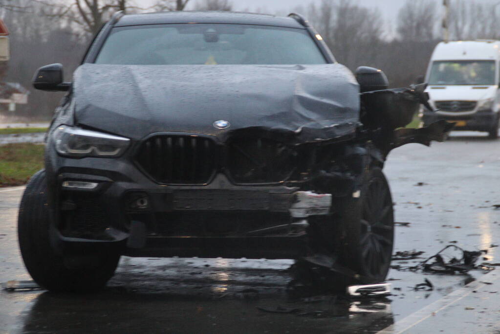 Dure BMW zwaar beschadigd na aanrijding