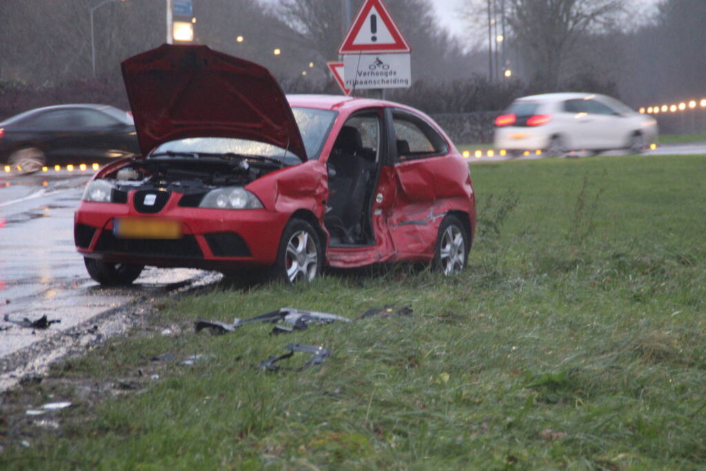 Dure BMW zwaar beschadigd na aanrijding