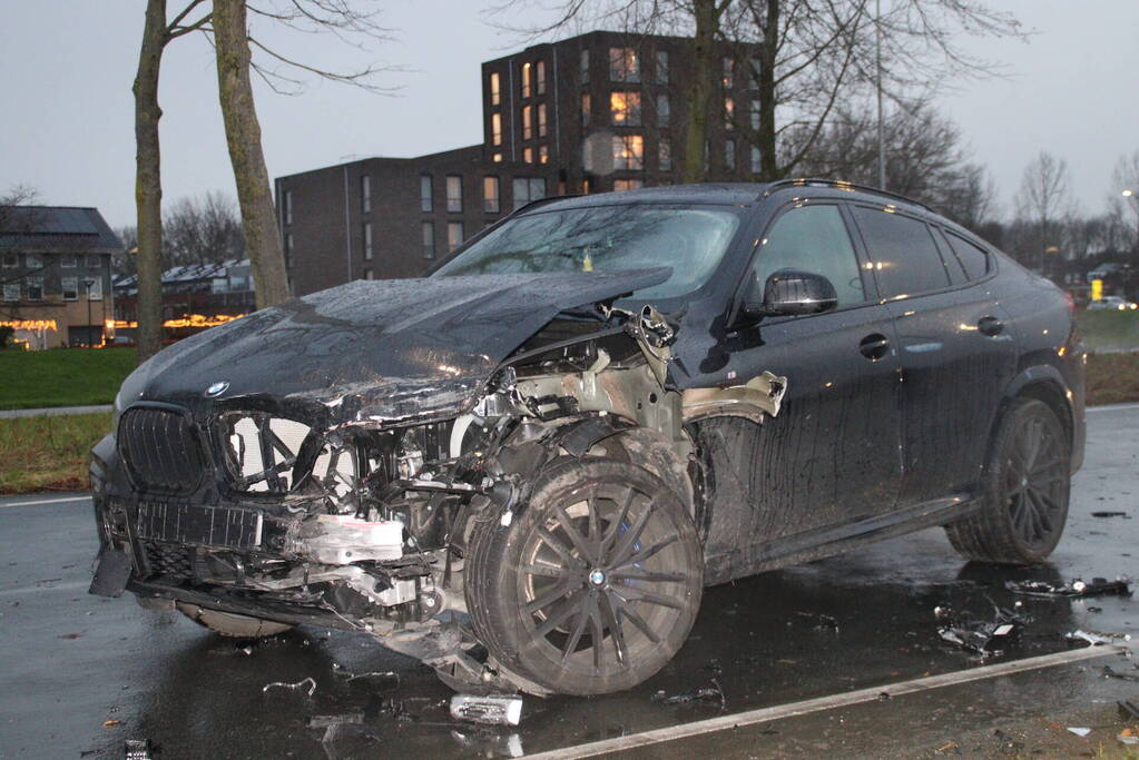 Dure BMW zwaar beschadigd na aanrijding