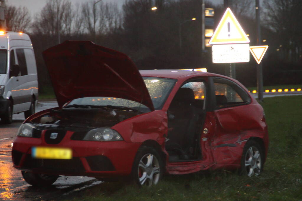 Dure BMW zwaar beschadigd na aanrijding