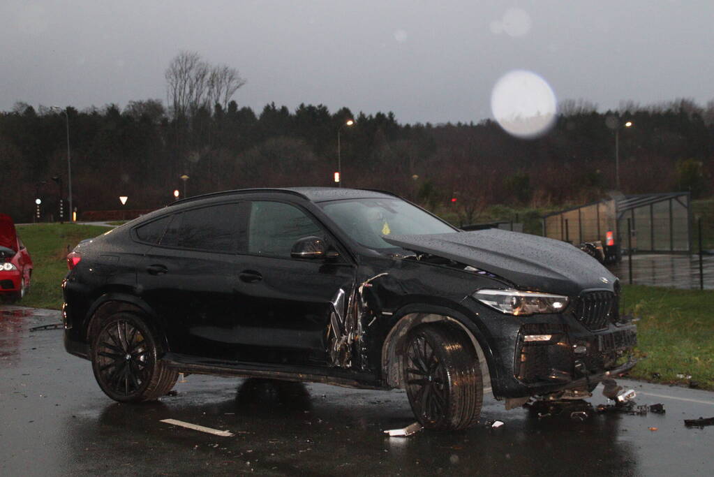 Dure BMW zwaar beschadigd na aanrijding