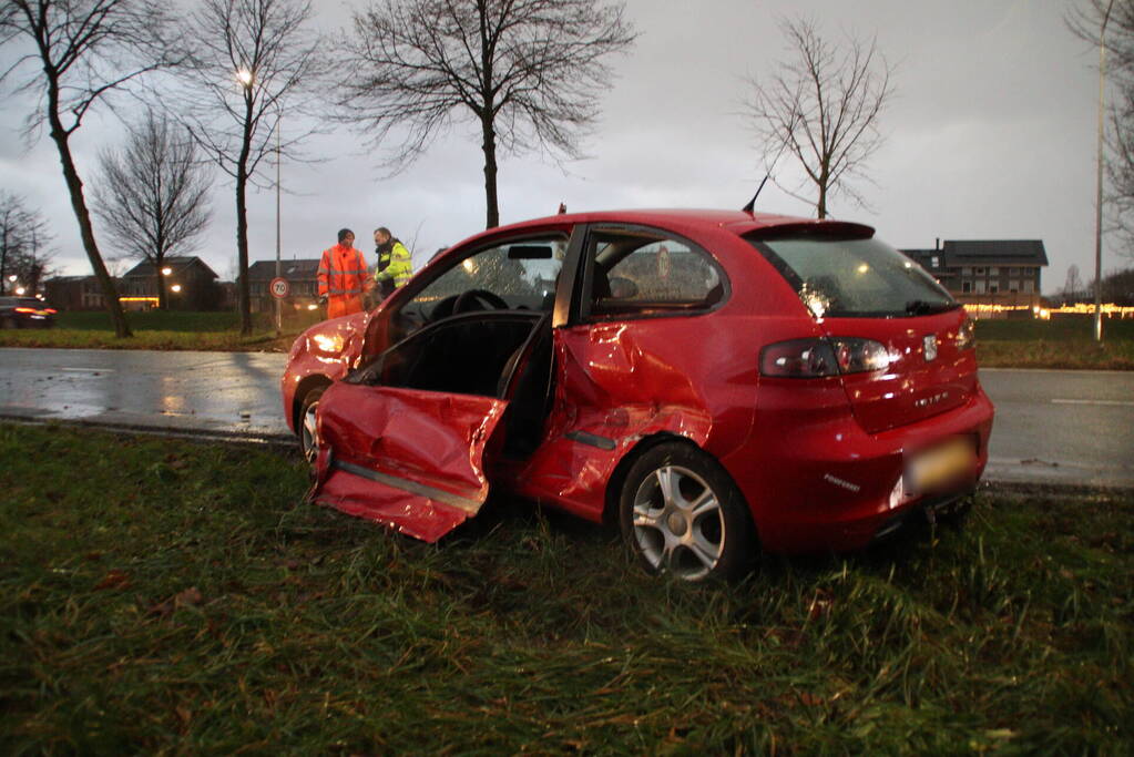 Dure BMW zwaar beschadigd na aanrijding