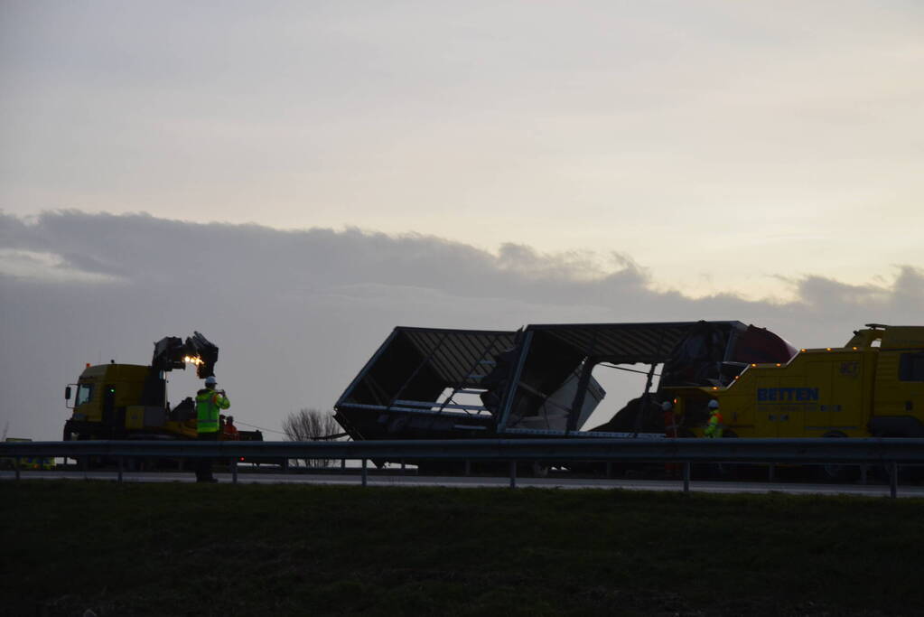 Berging gekantelde vrachtwagen in volle gang