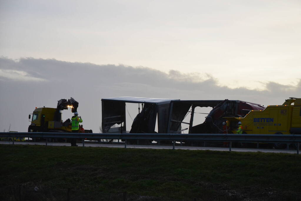 Berging gekantelde vrachtwagen in volle gang