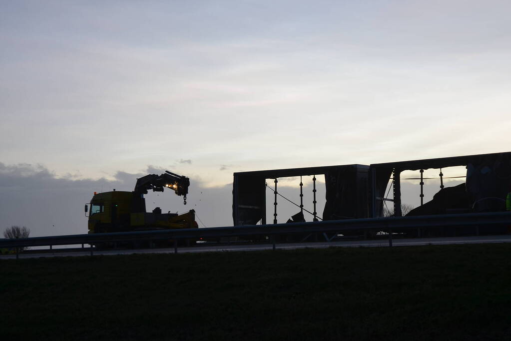 Berging gekantelde vrachtwagen in volle gang