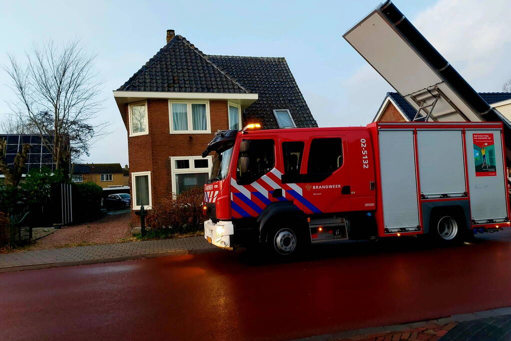 Brandweer verwijdert stellage en zonnepanelen van dak