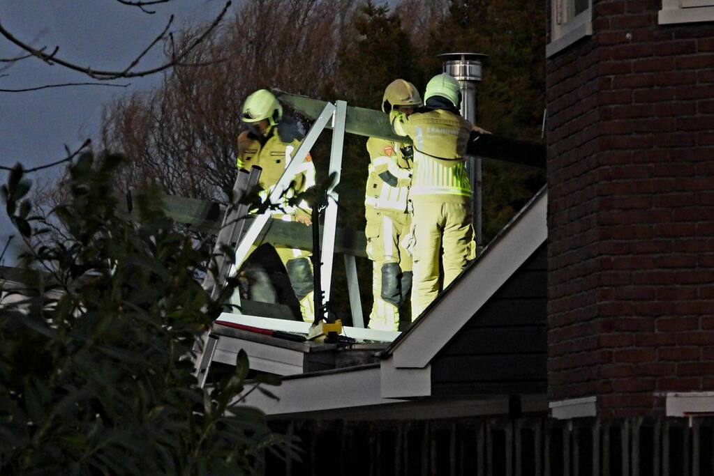 Brandweer verwijdert stellage en zonnepanelen van dak