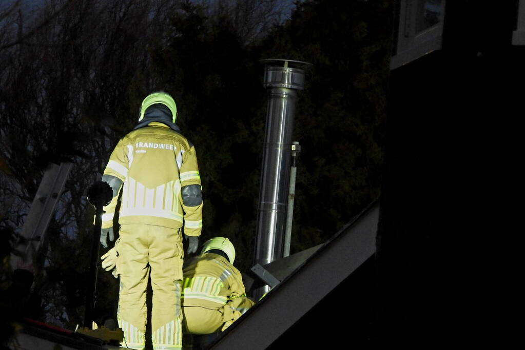 Brandweer verwijdert stellage en zonnepanelen van dak