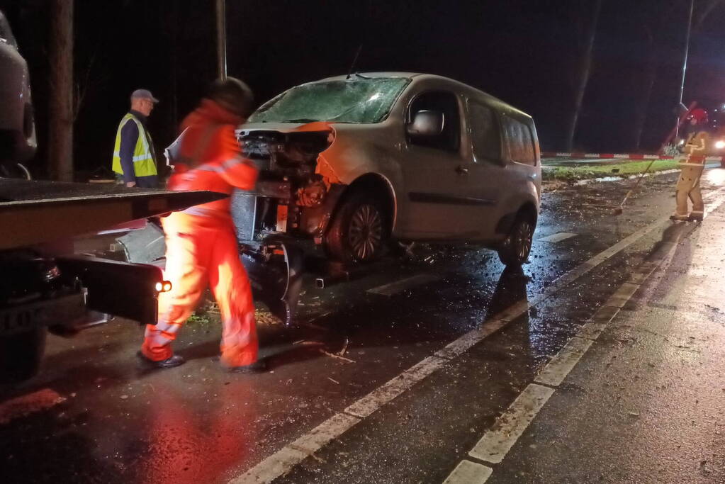 Voertuigen zwaar beschadigd door omgevallen boom