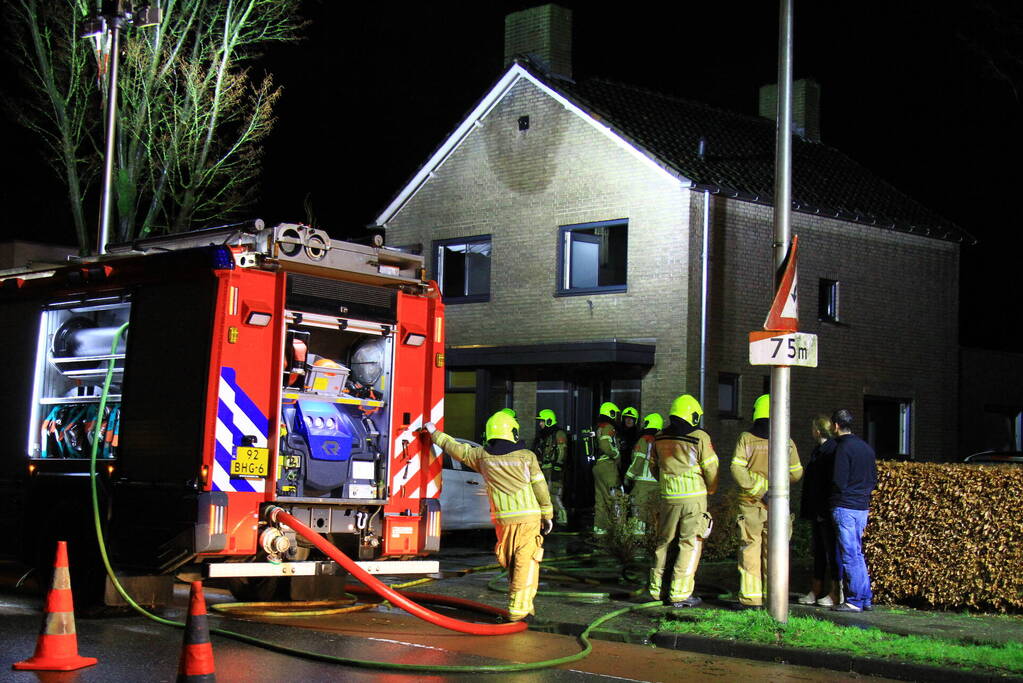 Brandweer ingezet voor uitslaande woningbrand