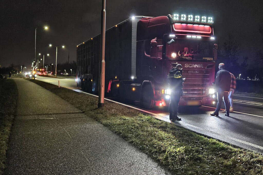 Auto belandt op zijkant in sloot na botsing met vrachtwagen