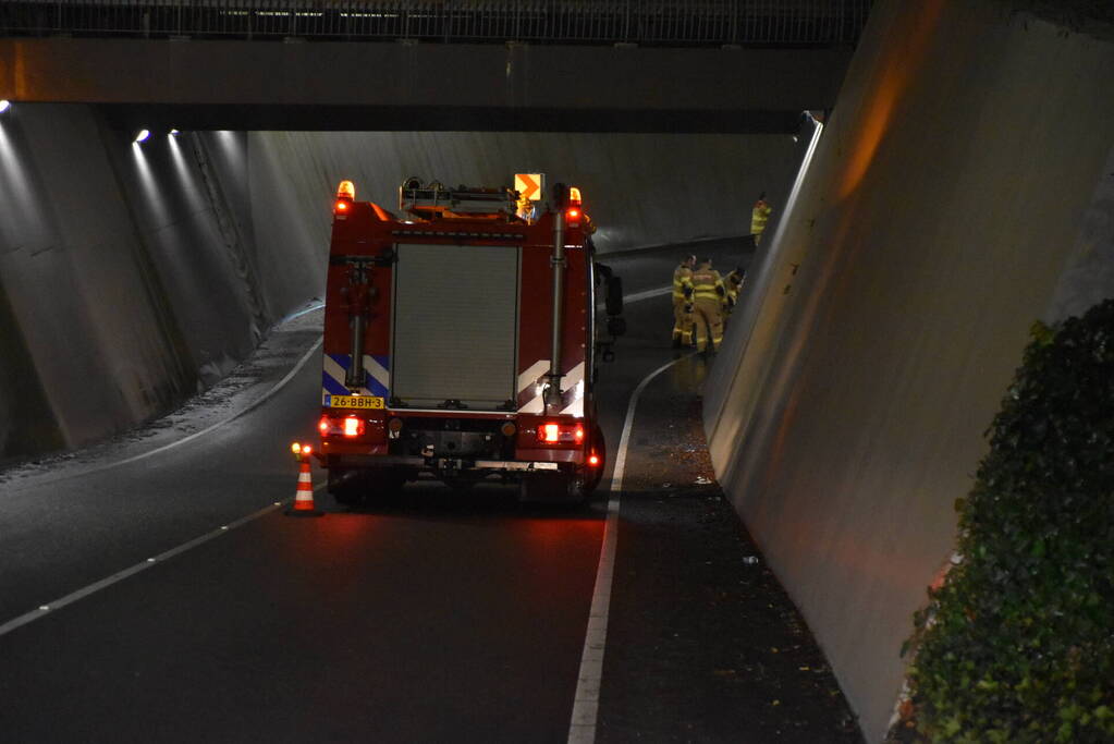 Brandweer verhelpt wateroverlast in tunnel