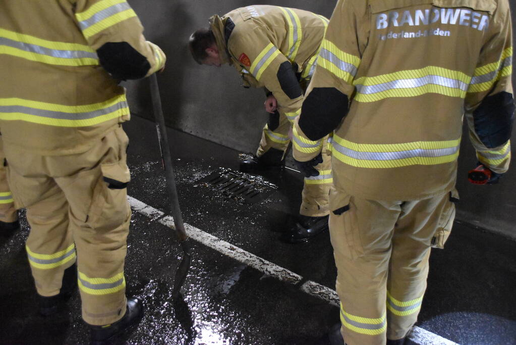 Brandweer verhelpt wateroverlast in tunnel