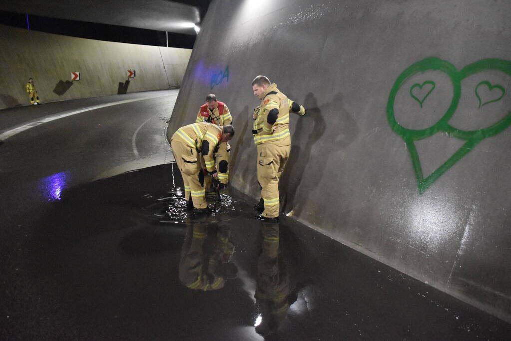 Brandweer verhelpt wateroverlast in tunnel