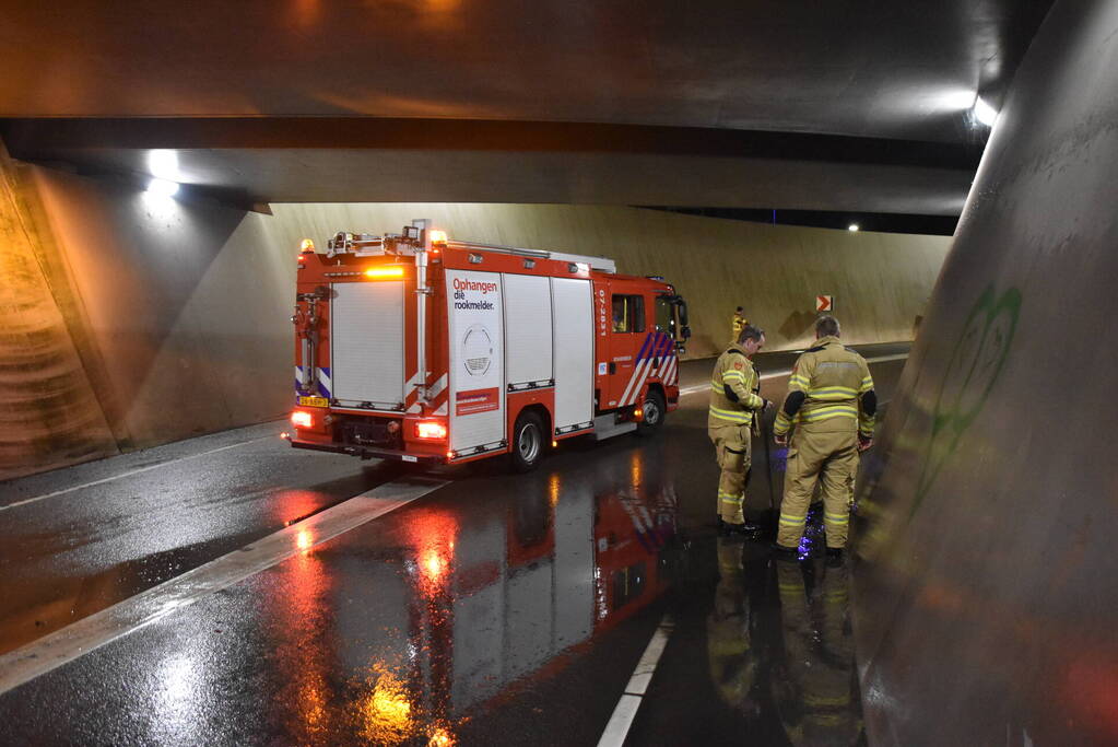 Brandweer verhelpt wateroverlast in tunnel