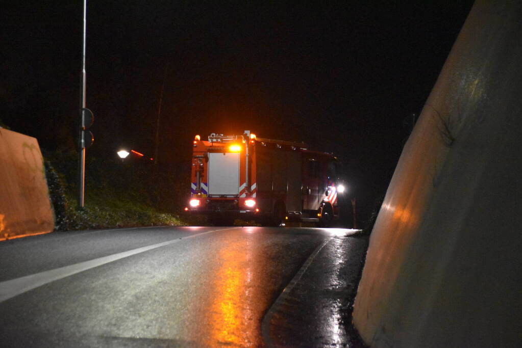 Brandweer verhelpt wateroverlast in tunnel