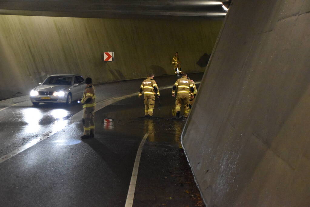 Brandweer verhelpt wateroverlast in tunnel