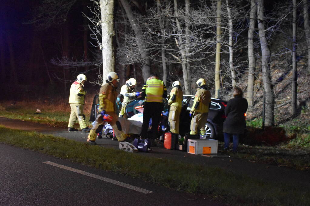 Auto klapt frontaal op boom, traumahelikopter ingezet