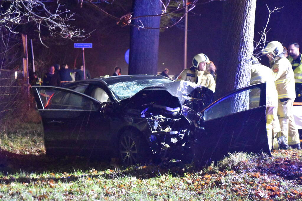 Auto klapt frontaal op boom, traumahelikopter ingezet