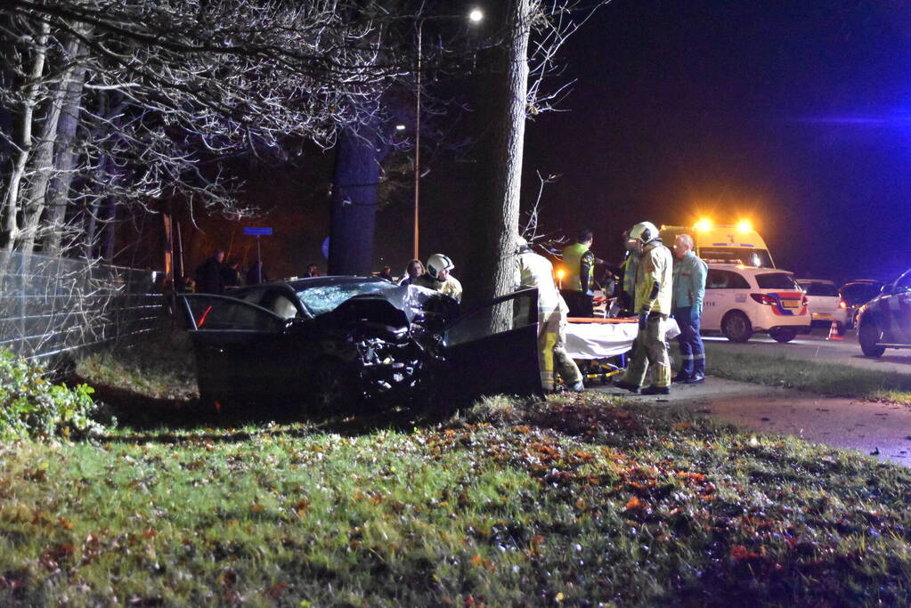 Auto klapt frontaal op boom, traumahelikopter ingezet