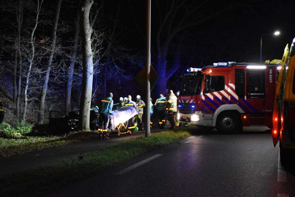 Auto klapt frontaal op boom, traumahelikopter ingezet