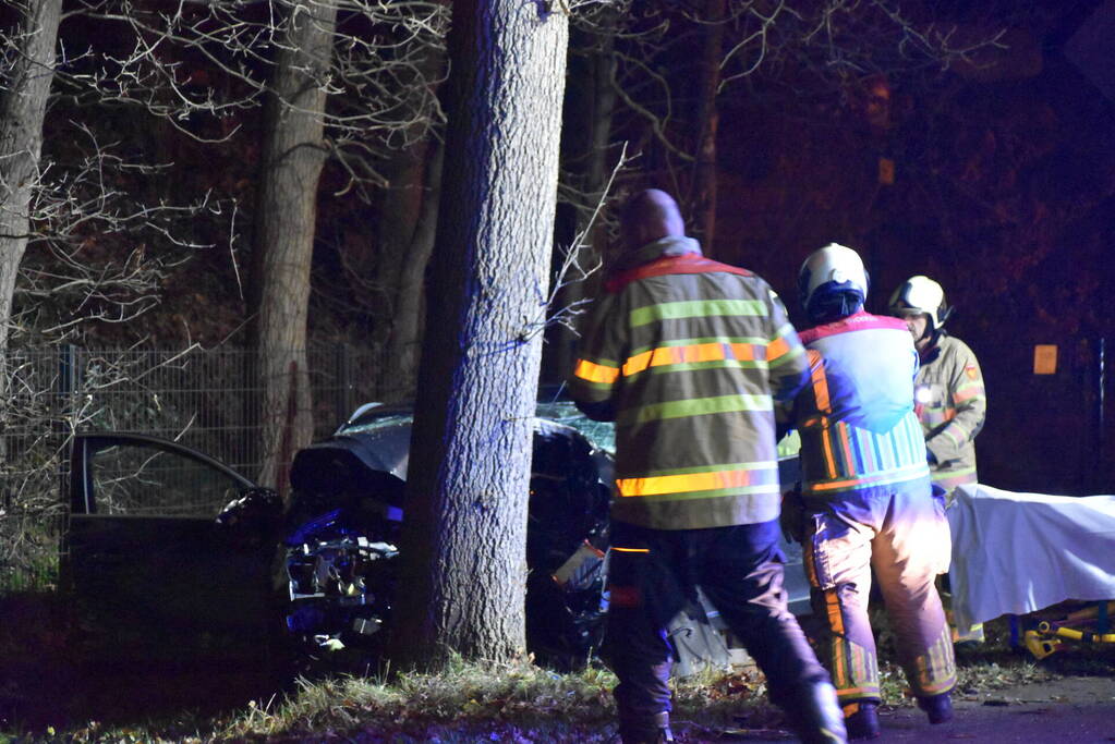 Auto klapt frontaal op boom, traumahelikopter ingezet