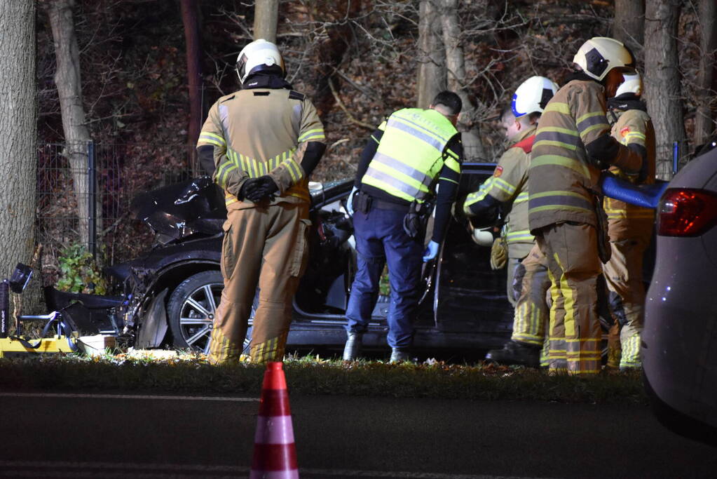 Auto klapt frontaal op boom, traumahelikopter ingezet