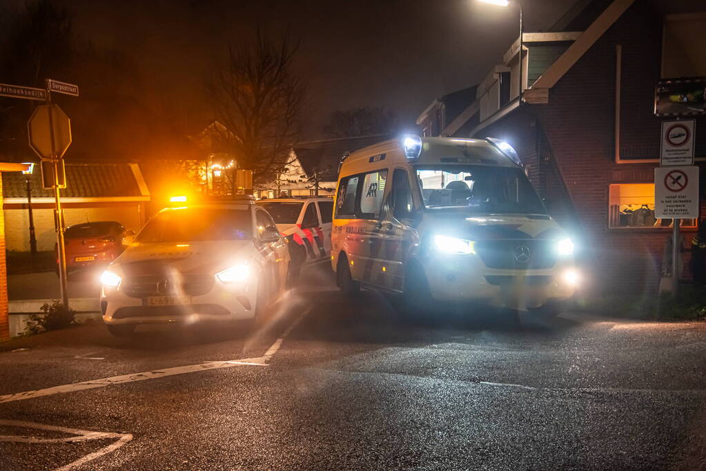 Jongeren belanden met auto in tuin woning