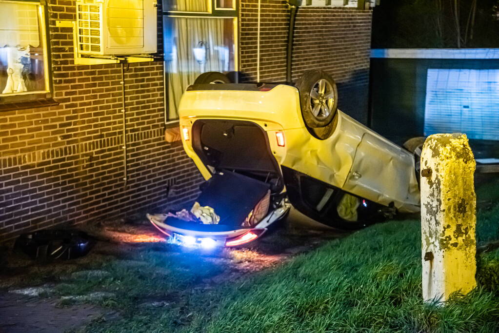 Jongeren belanden met auto in tuin woning