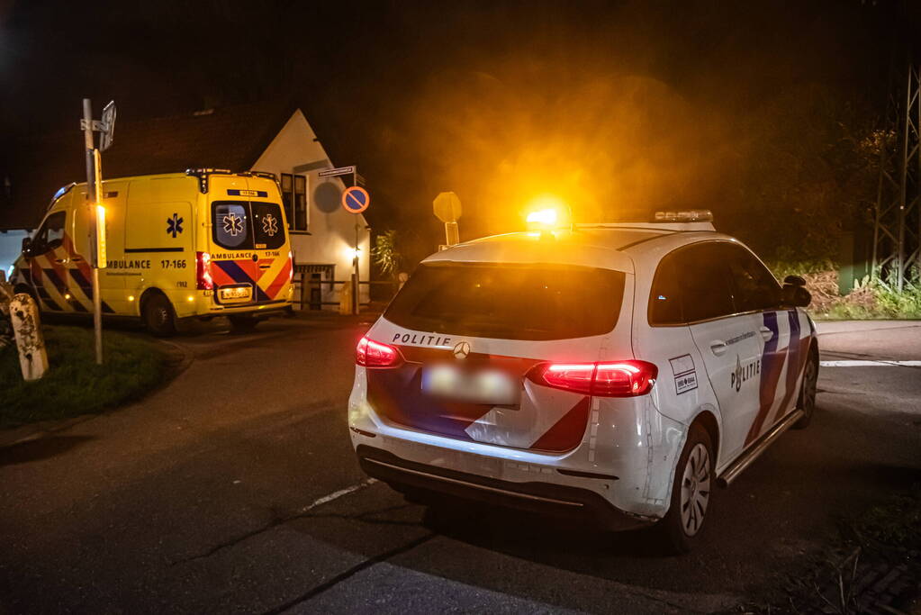 Jongeren belanden met auto in tuin woning