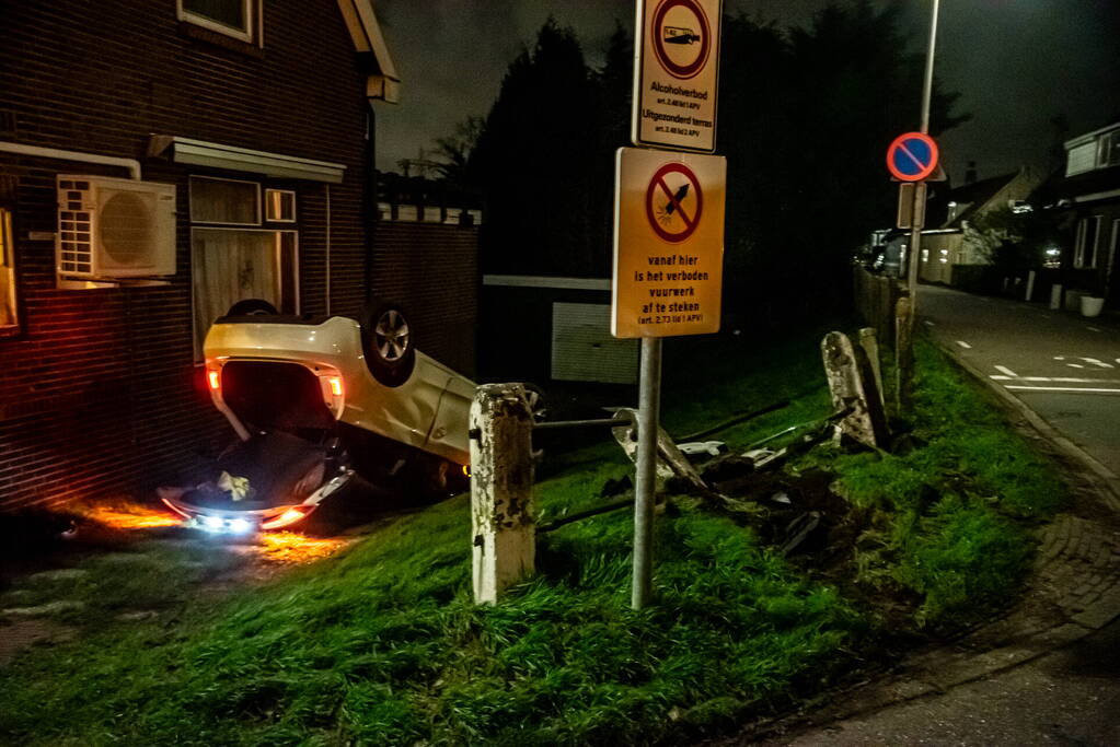 Jongeren belanden met auto in tuin woning