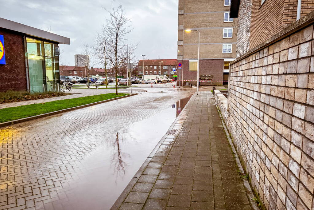 Straat blank door waterleidingbreuk