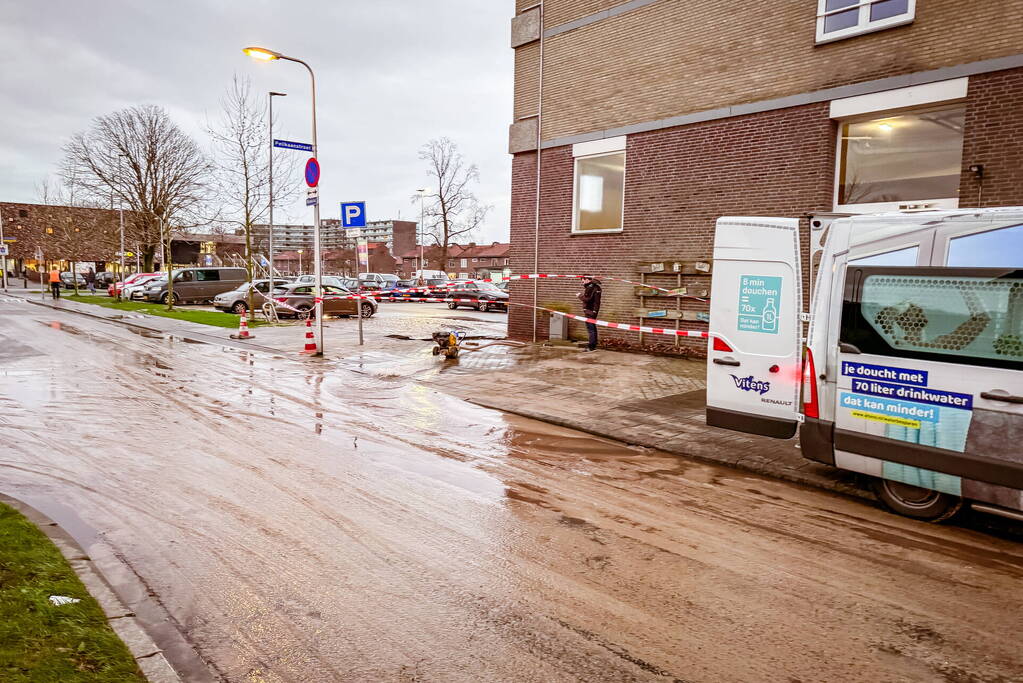 Straat blank door waterleidingbreuk