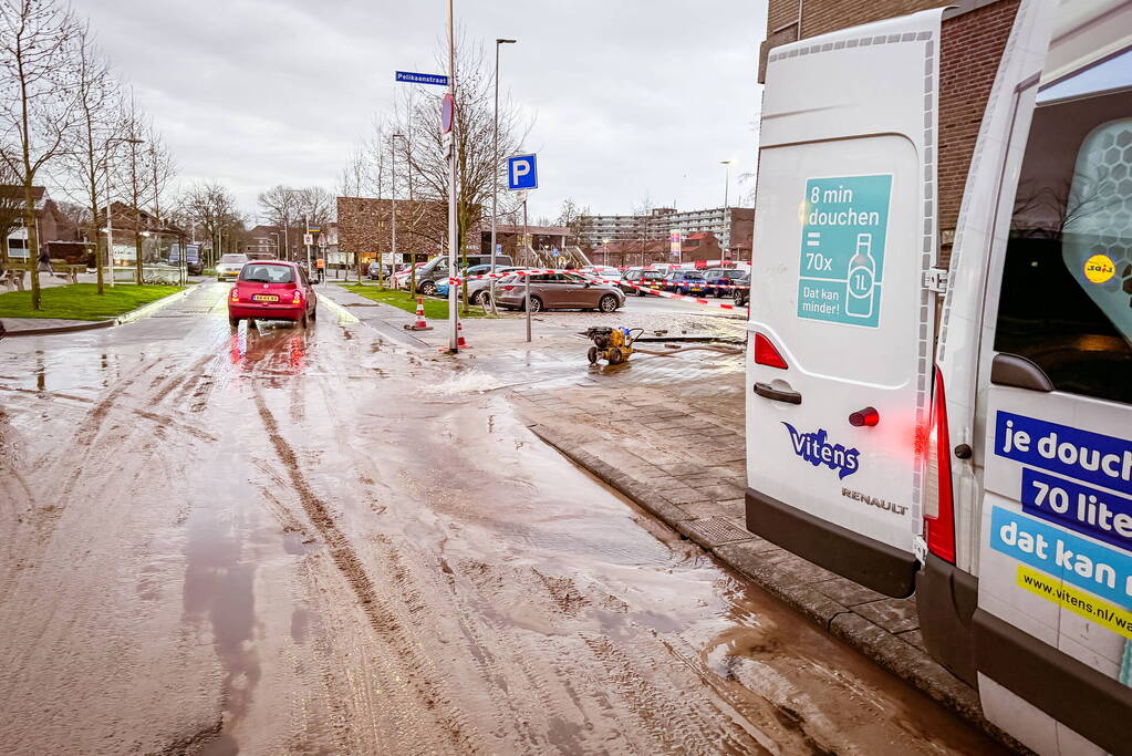 Straat blank door waterleidingbreuk