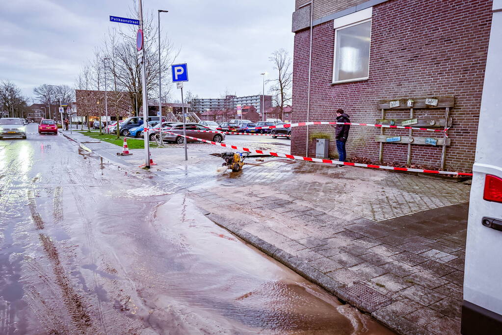 Straat blank door waterleidingbreuk