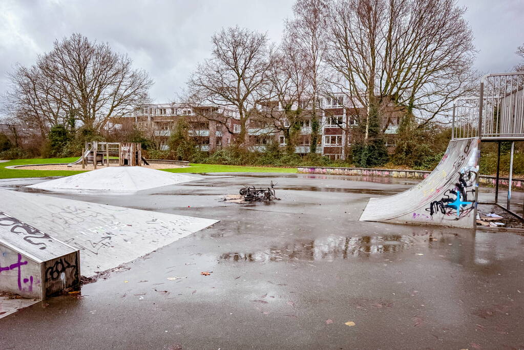 Scooter brandt volledig uit op skatepark