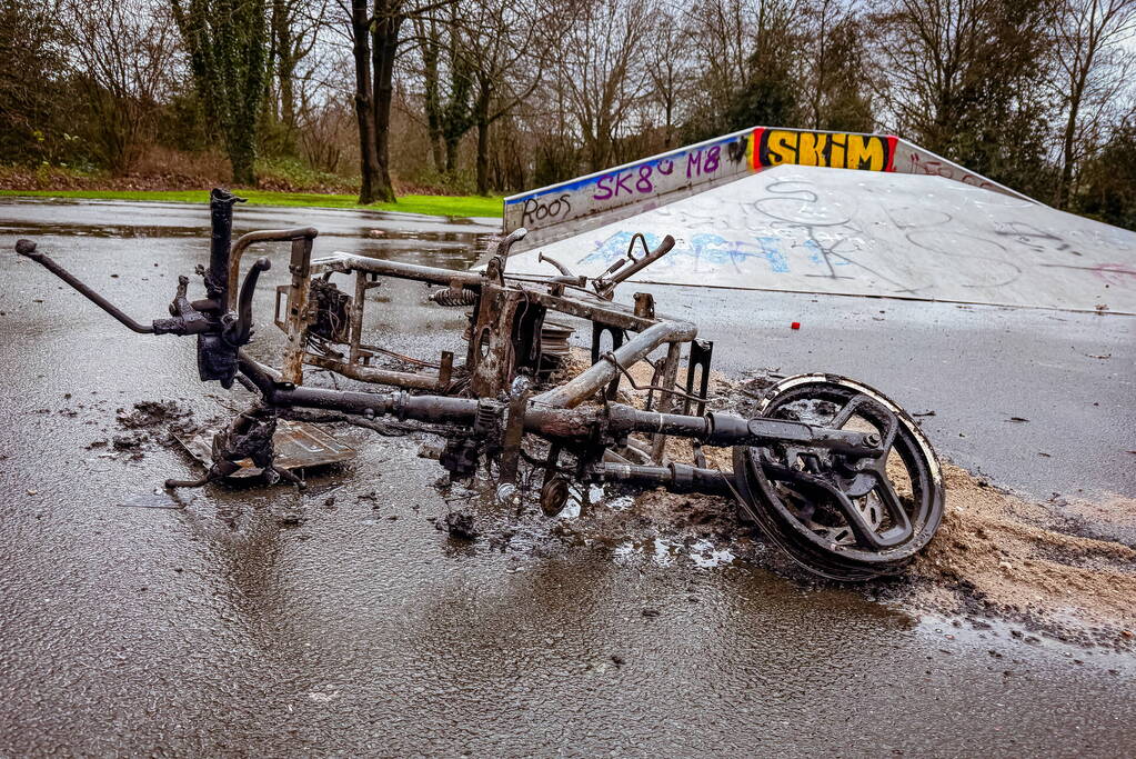 Scooter brandt volledig uit op skatepark