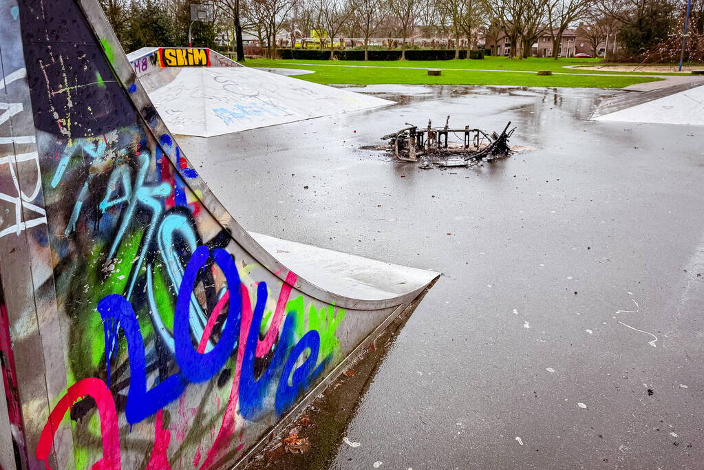 Scooter brandt volledig uit op skatepark