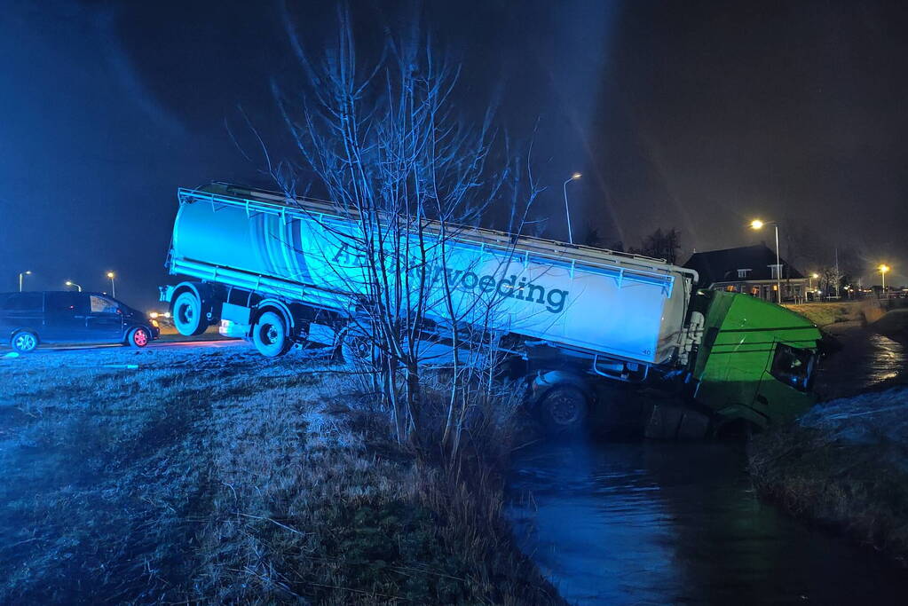 Vrachtwagenchauffeur verliest macht over stuur en belandt in sloot