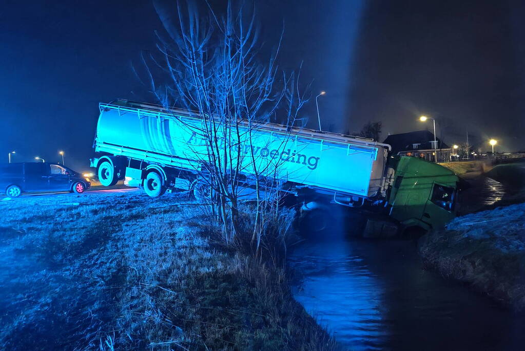 Vrachtwagenchauffeur verliest macht over stuur en belandt in sloot