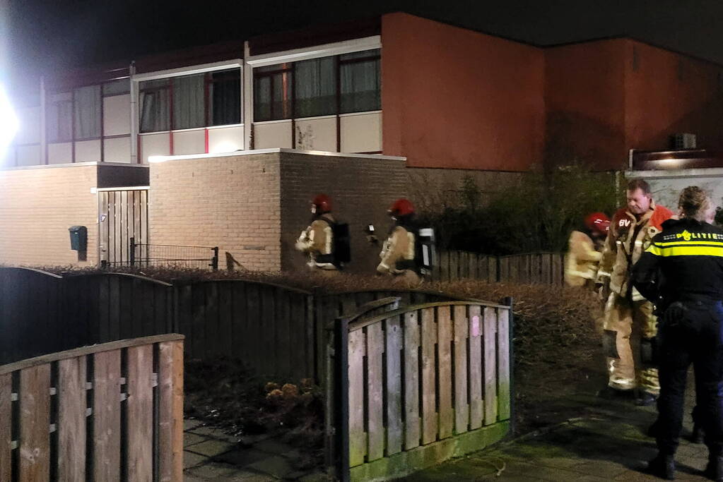 Brandweer redt persoon uit brandende woning