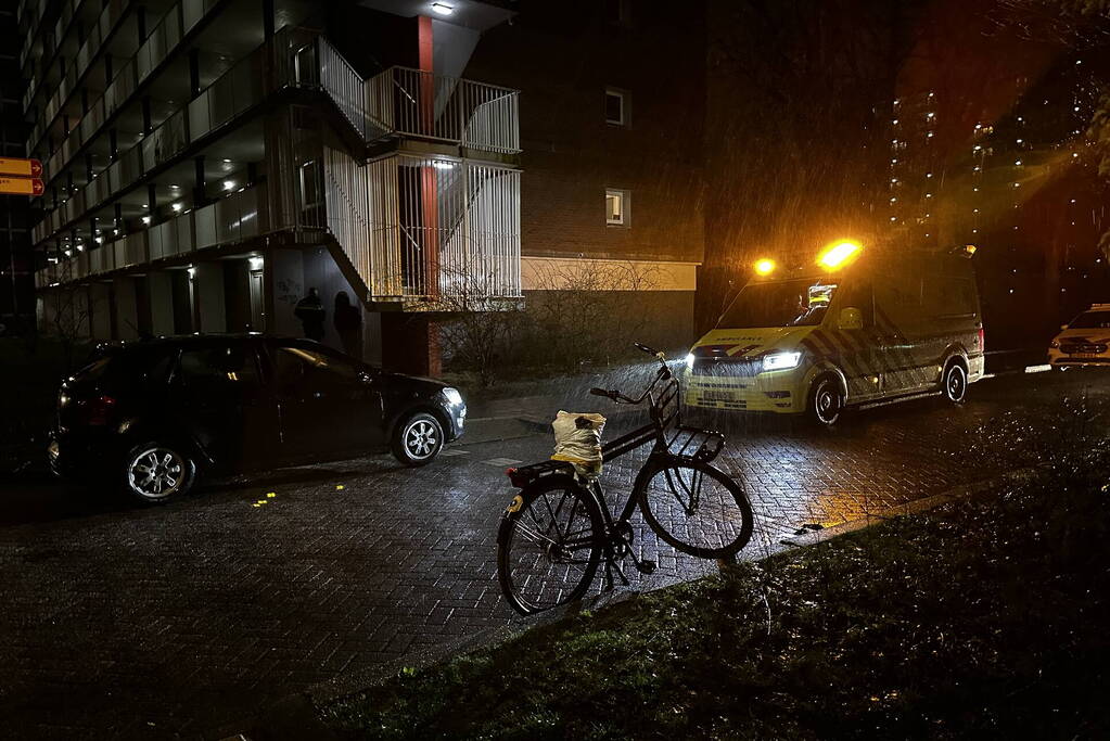 Fietser en automobilist botsen op kruising