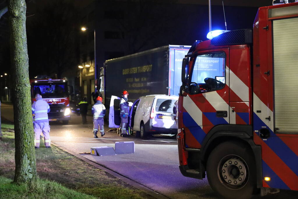 Bestuurder bestelauto rijdt achterom vrachtwagentrailer