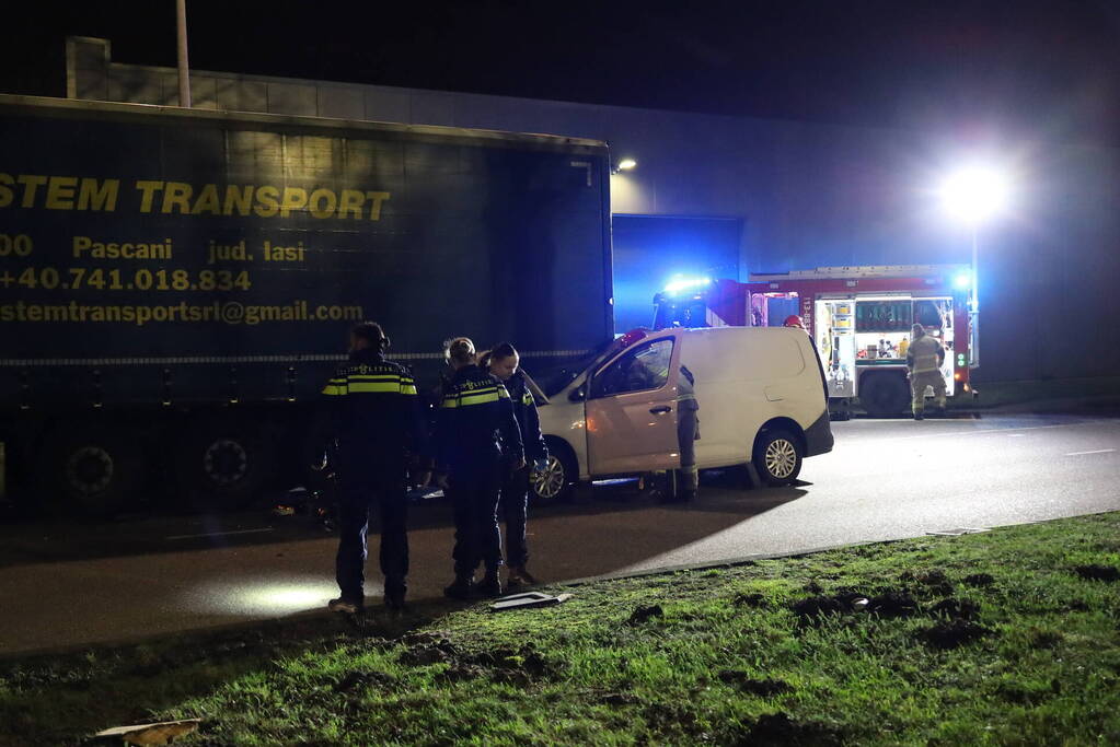 Bestuurder bestelauto rijdt achterom vrachtwagentrailer