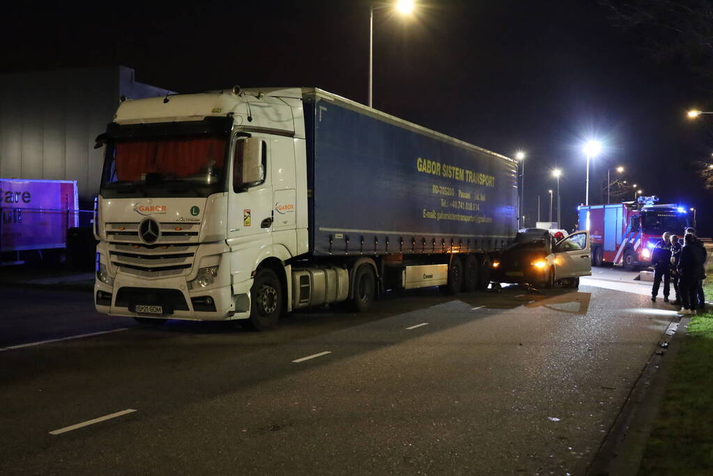 Bestuurder bestelauto rijdt achterom vrachtwagentrailer