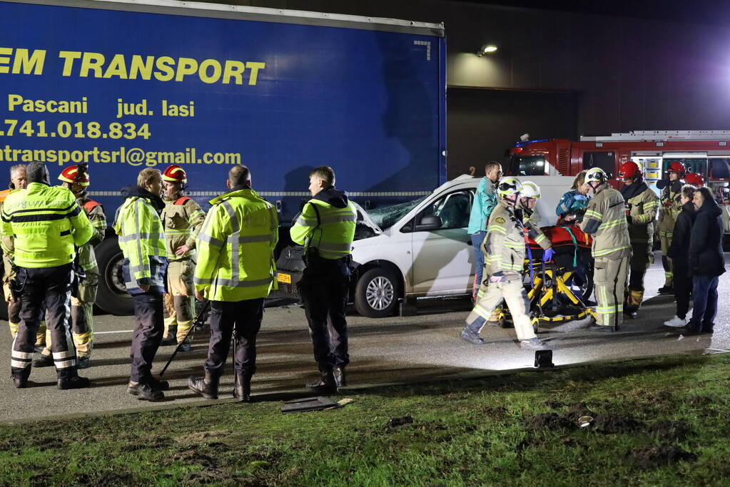 Bestuurder bestelauto rijdt achterom vrachtwagentrailer