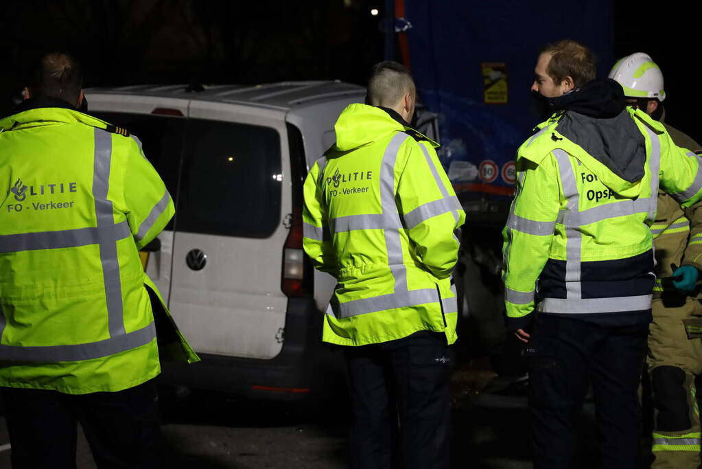 Bestuurder bestelauto rijdt achterom vrachtwagentrailer